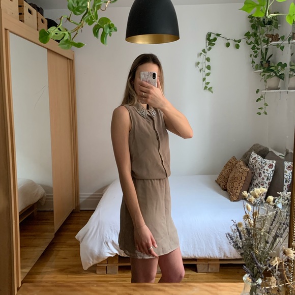 Taupe dress with beaded neckline - Picture 3 of 5